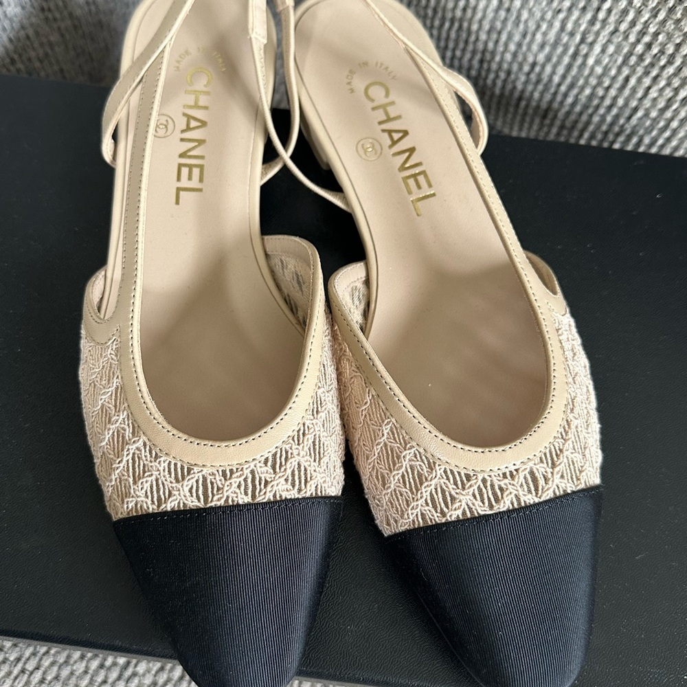 NEW CHANEL 25S Beige Embroidery Cap Toe CC Slingback Flat w/ Receipt